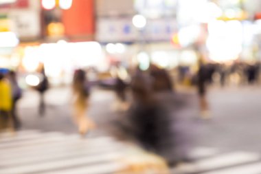 Shibuya birçok Tokyo Japonya'nın insan Street gece hayatı