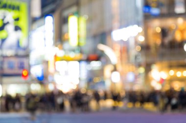 Shibuya birçok Tokyo Japonya'nın insan Street gece hayatı