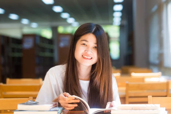 Щаслива Азіатська Студентка Молода Жінка Думає Книгою Бібліотеці Сидячи Дерев — стокове фото