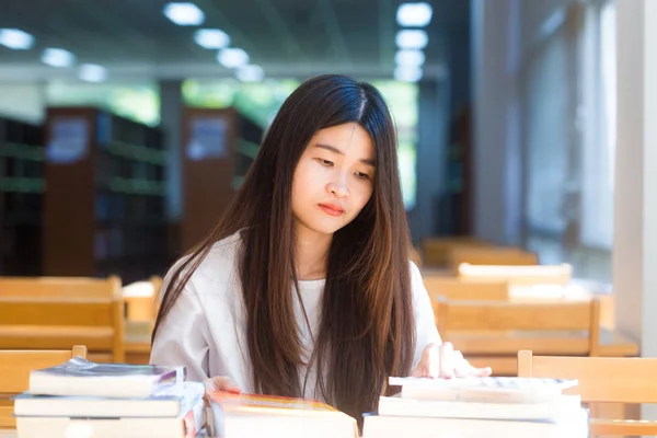 Portrait d'un beau livre de lecture étudiant pour examen dans une libra — Photo