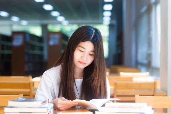 Porträtt Vacker Student Som Läser Bok För Examen Ett Bibliotek — Stockfoto