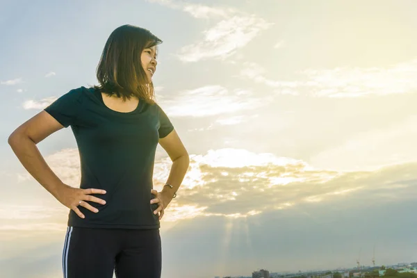 Fitness runner body doing warm-up routine on roof top building b — Stock Photo, Image