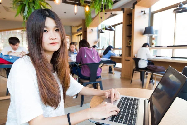 Sonriendo Asiática Estudiante Mujer Casual Navegación Internet Café — Foto de Stock