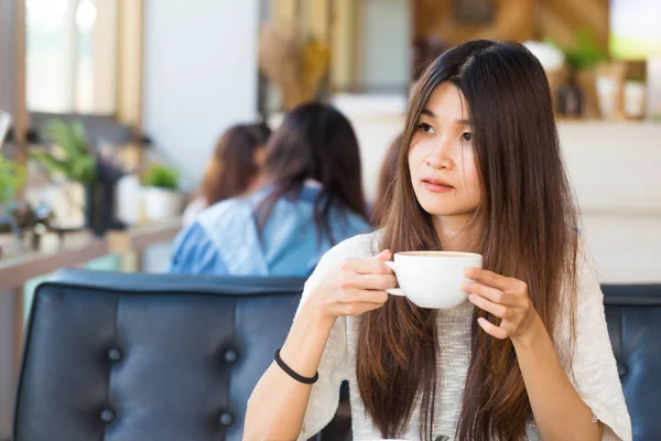 Jonge charmante Aziatische student vrouw houd kopje koffie drinken — Stockfoto