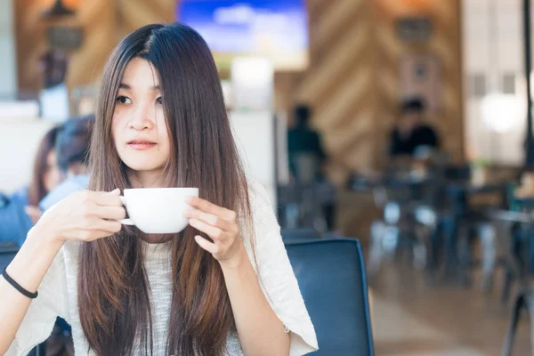 Joven encantadora asiática estudiante mujer hold taza de café bebida —  Fotos de Stock