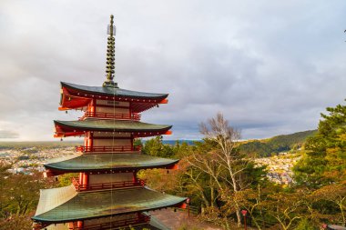 Dağ Fuji ve Chureito kırmızı pagoda ile ağaç Reaply renkli