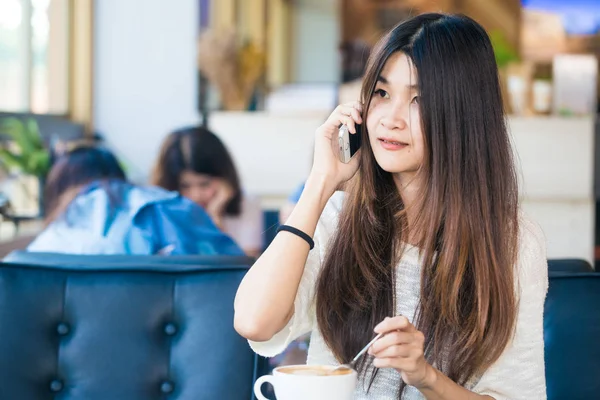 Aziatische business universiteitsstudent zitten in het cafe en talkin — Stockfoto