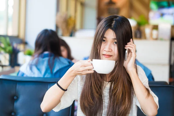 Universidad asiático negocios estudiante sentado en la cafetería y talkin —  Fotos de Stock