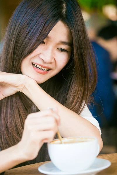亚洲大学女人喝拿铁咖啡图书馆肖像 — 图库照片