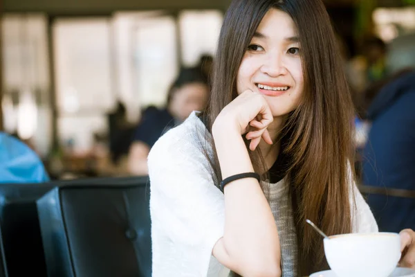 라 떼를 마시는 아시아 대학 여자의 커피 도서관 초상화 — 스톡 사진