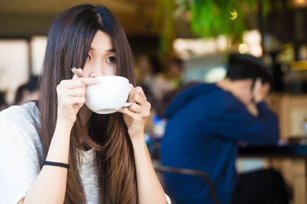 Café biblioteca retrato de asiático universidad mujer bebiendo latte —  Fotos de Stock