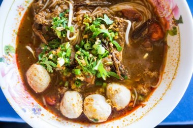 Tay dili genellikle köriler ile yenen erişte pirinç. 