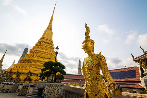Beau Ki-nara ange debout devant le temple de la pagode — Photo