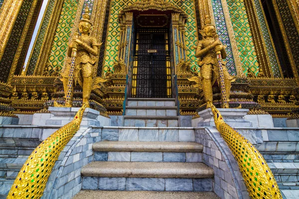 Wat Phra Kaew chrám Grand paláce smaragdového Buddhy v Bangk — Stock fotografie