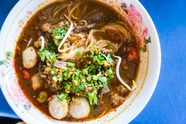 Arroz tailandés vermicelli es de tipo redondo fideos curry picante — Foto de Stock