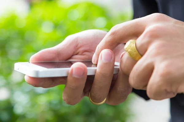 Hombre rico de negocios toque en el teléfono móvil en la mano — Foto de Stock