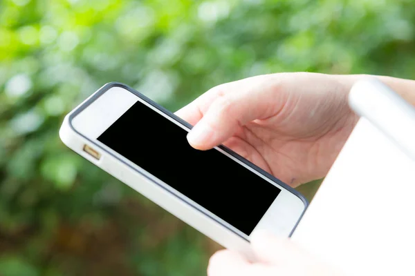 Mano Las Mujeres Que Utilizan Teléfono Inteligente Móvil Con Pantalla — Foto de Stock