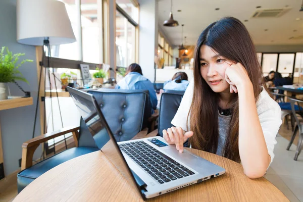 Hermosa mujer estudiante hipster utilizando ordenador portátil en la cafetería — Foto de Stock