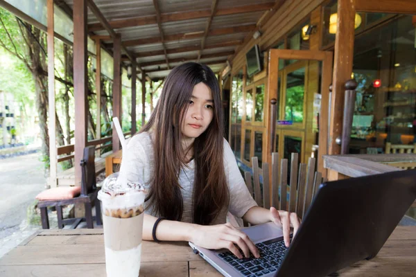 Hermosa mujer estudiante hipster utilizando ordenador portátil en la cafetería — Foto de Stock