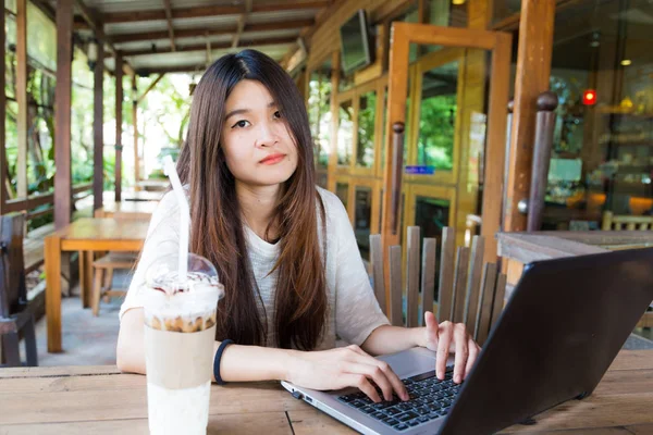 Hermosa mujer estudiante hipster utilizando ordenador portátil en la cafetería — Foto de Stock