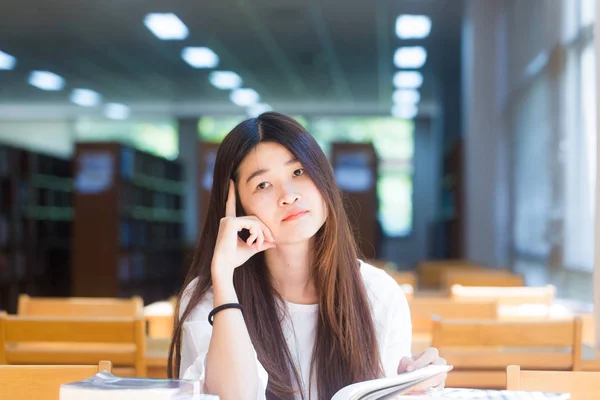 Nöjd Student Kvinnor Sittng Trä Stol Ljus Från Fönster För — Stockfoto