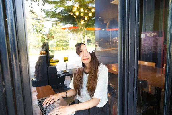 Young Attractive Asian Woman Sitting Mirror Window Open Laptop Computer — Stock Photo, Image