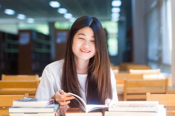 Porträtt Ung Attraktiv Asiatisk Kvinna Biblioteket Sitter Till Bok Utbildning — Stockfoto
