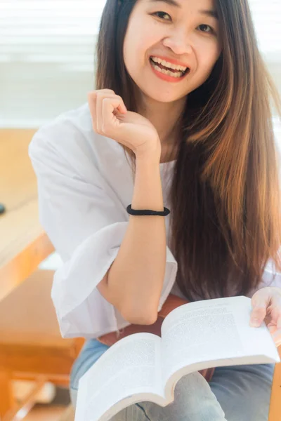 Портрет Молодой Привлекательной Азиатки Библиотеке Сидящей Чтением Книги Концепция Образования — стоковое фото
