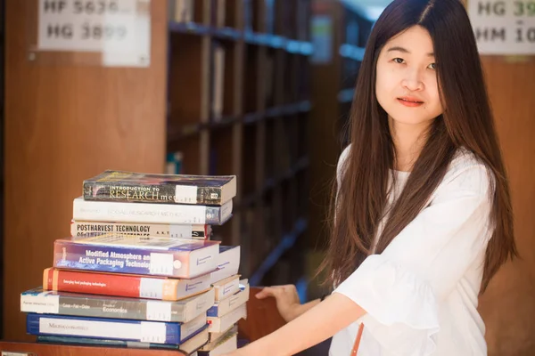 Портрет Молодої Привабливої Азіатки Бібліотеці Сидить Щоб Читати Книгу Концепція — стокове фото
