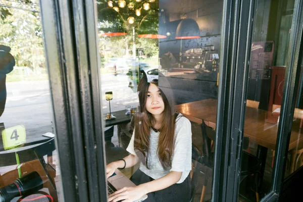 Young Attractive Asian Woman Sitting Mirror Window Open Laptop Computer — Stock Photo, Image