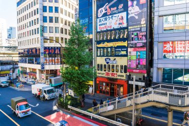 Tokyo, Japonya - 24 Ekim 2016: Shibuya, Shibuya tren istasyonu çevreleyen alışveriş bölgesi burası. Bu alan 24 Ekim 2016 üzerinde moda merkezlerinden biri olan ve Japonya'nın büyük gece hayatı bilinir.
