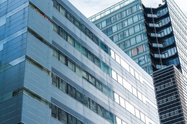 Yansıma dayligh mavi gökyüzü arka plan olarak bina penceresinin uprisen görünümü