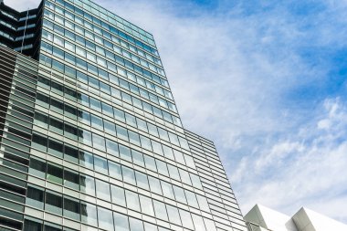Modern ofis yansıma mavi arka plan ile uprisen pencere görünümü oluşturma