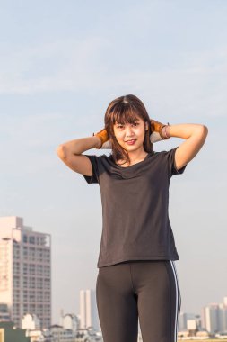 Spor genç kadın stand üzerine bina kadar sıcak için