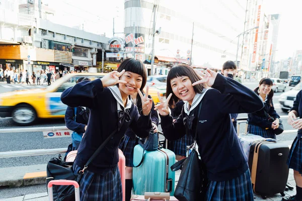 Tokyo Japan Oktober 2016 Gruppe Japanischer Schülerinnen Mit Reisegepäck Tokyo — Stockfoto
