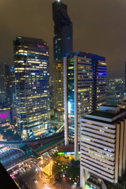 Gece sahne modern şehir gökdelenin, Bangkok Tayland