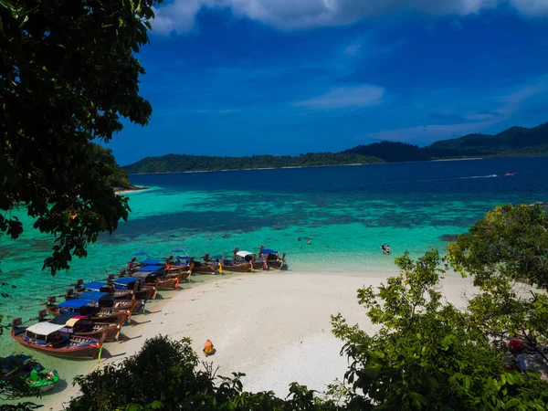 Traditionelle Long Tail Reiseboote Tropischen Strand Urlaub Auf Andaman Thailand — Stockfoto