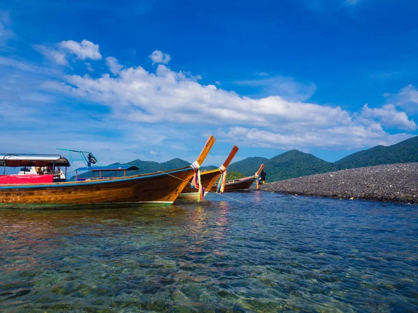 传统的长尾旅行船在热带海滩 假日在安达曼泰国 — 图库照片
