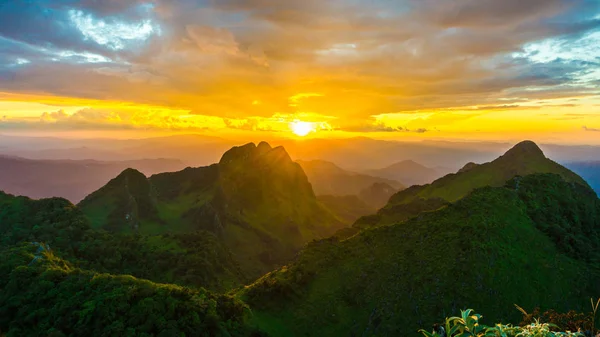 En yüksek dağı günbatımı ışık demeti, Chiangmai Tayland ile