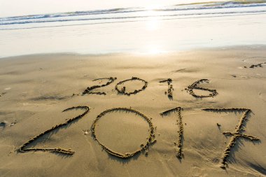Yeni yıl sahil dalga ile gündoğumu, kum üzerinde yazılı 2017