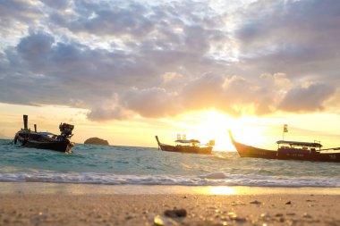 Sunrise beach, Lipe, Tayland ışını, geleneksel Tay balıkçı tekneleri
