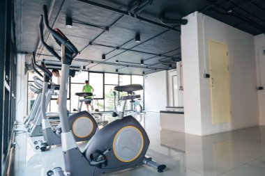 Koşu bandı makinelerde çalışan insanlar hareket bulanık