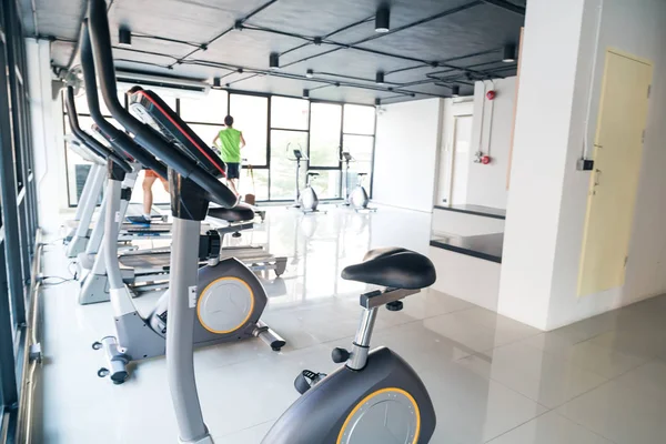 Equipamiento de concepto deportivo bicicleta estática en gimnasio — Foto de Stock