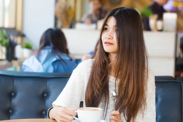 Aziatische Vrouwen Zitten Bibliotheek Met Kop Koffie Maken Een Idee — Stockfoto