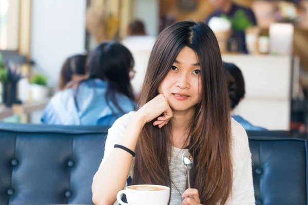 아시아 여성에 아이디어를 만들기 한잔과 도서관에 — 스톡 사진