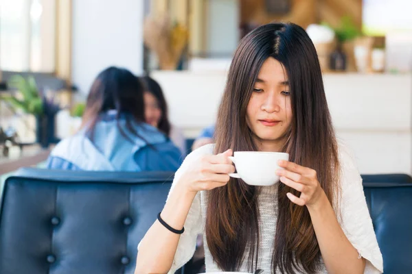 Φοιτητής Γυναίκα Που Κατέχει Ένα Φλυτζάνι Του Latte Καφέ Στα — Φωτογραφία Αρχείου