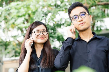 Businesman ve kadın iş park, Co iş konuşmak için cep telefonu kullanmak