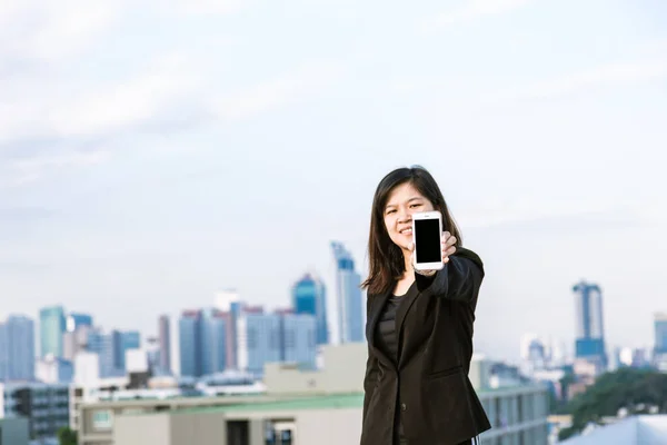 Красиві Азіатські Ділової Жінки Телефону Сучасній Будівлі Телекомунікаційний Бізнес — стокове фото