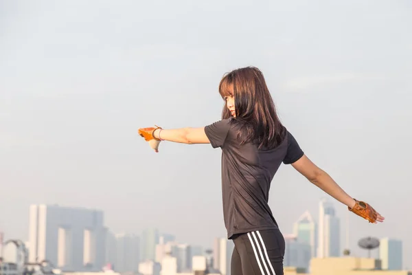 亚洲妇女健身日出舒展在慢跑锻炼之前健康概念大厦背景 — 图库照片