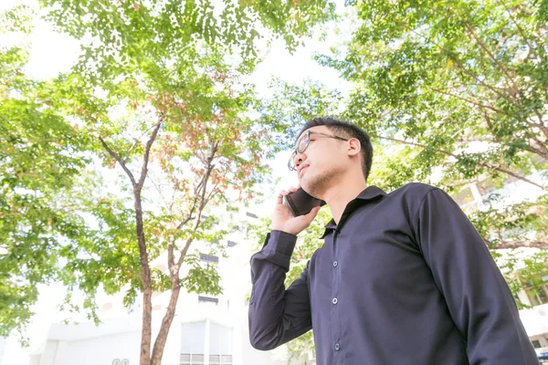 Yeşil park cep telefonu konuşurken iş adamı — Stok fotoğraf